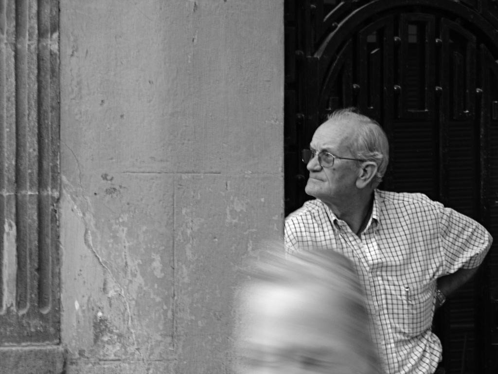 Old Men looking at the scene in Barcelone - October 2004